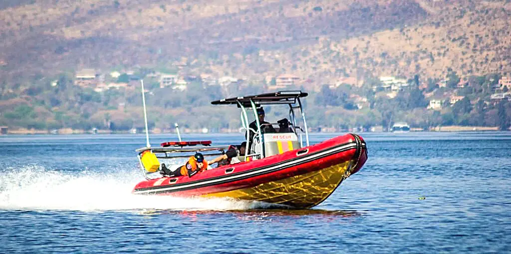 An SRU rescue boat at speed on Hartbeespoort Dam